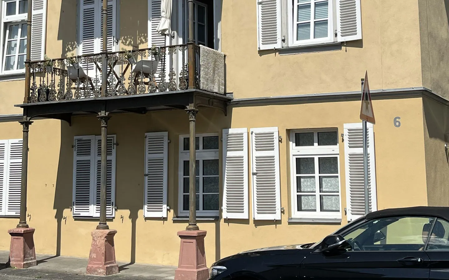 E-CHECK E-Mobilität - Altbau mit Fahrzeug &middot; Hornetz