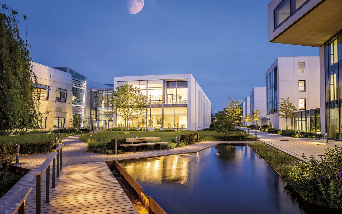 E-CHECK - Blick auf einige beleuchtete Gebäude am Abend &middot; Hornetz